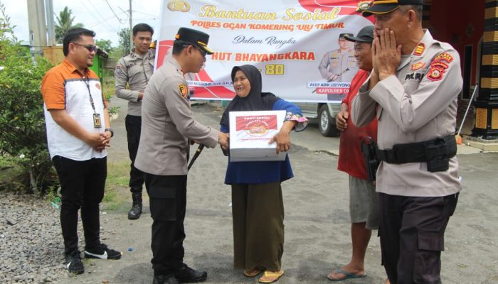 Kapolres OKU Timur Salurkan Bansos kepada Warga Desa Tumijaya