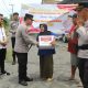 Kapolres OKU Timur Salurkan Bansos kepada Warga Desa Tumijaya