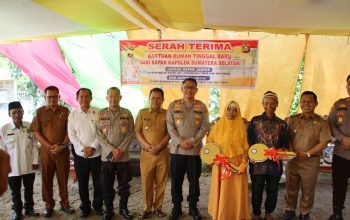 Kapolres OKU Timur Serahkan Terimakan Bantuan Rumah Tinggal Baru dari Kapolda Sumsel ke Warga