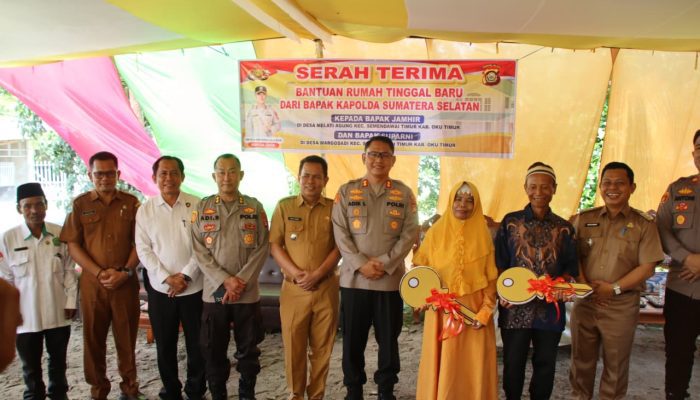 Kapolres OKU Timur Serahkan Terimakan Bantuan Rumah Tinggal Baru dari Kapolda Sumsel ke Warga