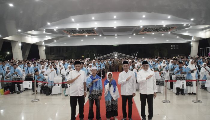 Bupati Enos Lepas Ratusan CJH OKU Timur Menuju Embarkasi Palembang, Ini Katanya!