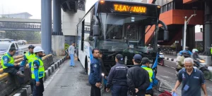Bus TransJakarta Tabrak Separator di MT Haryono, Kemacetan Panjang Warnai Pagi Jakarta