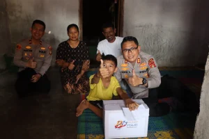 Peringati HUT Bhayangkara ke-80, Kapolres OKU Timur Salurkan Bansos untuk Anak-anak Disabilitas