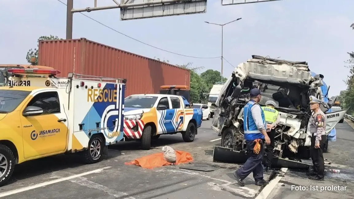 kecelakaan beruntun tol jorr